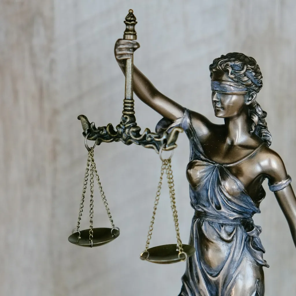 Statue de la Justice aux yeux bandés tenant une balance