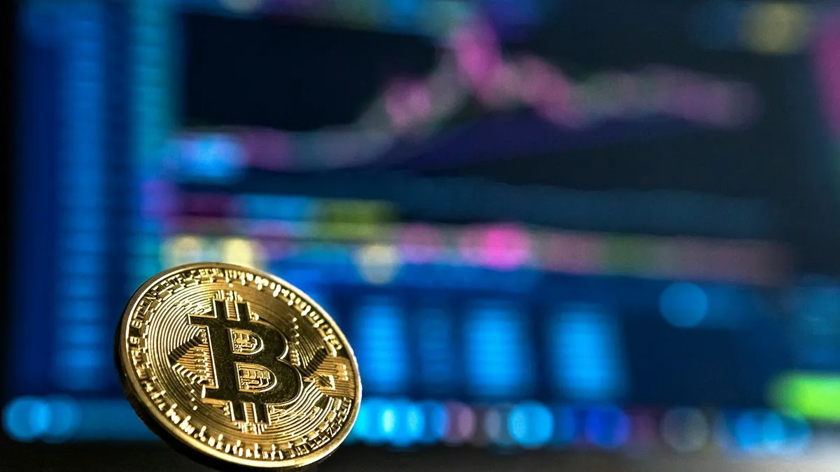 Pièces Bitcoin sur un clavier d’ordinateur