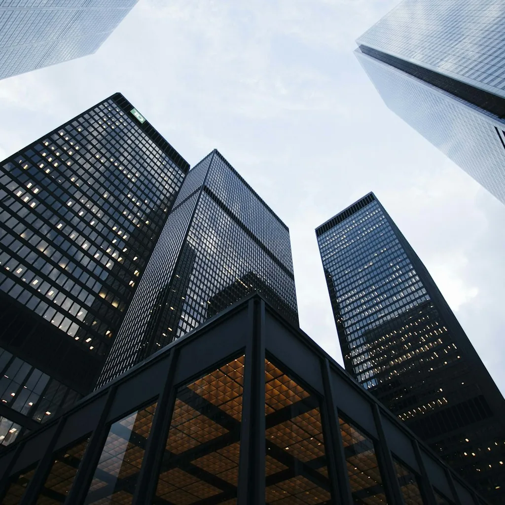 Tours de gratte-ciel d’un quartier financier, vue en contre-plongée