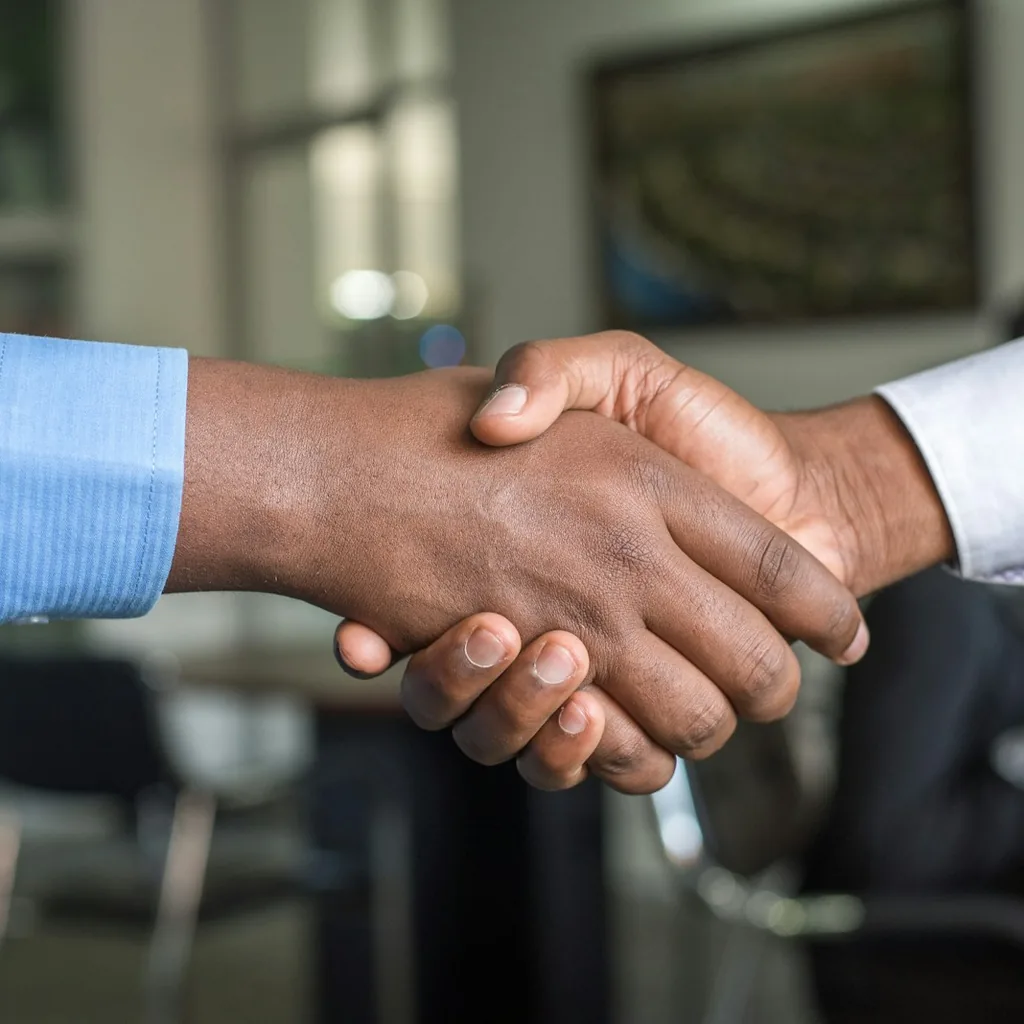 Poignée de main professionnelle symbolisant un partenariat stratégique