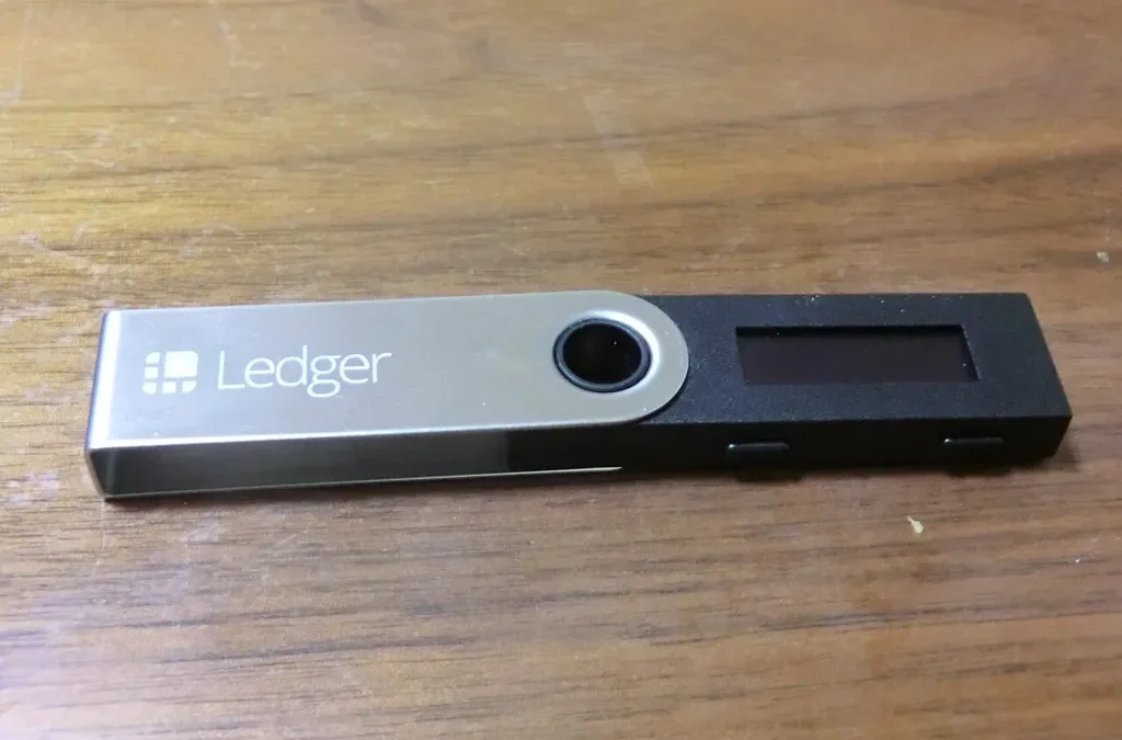 Un hardware wallet Ledger Nano S posé sur une table