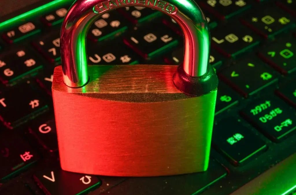Cadenas posé sur un clavier d’ordinateur, symbole de sécurité informatique