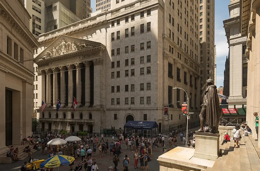 Arild Vågen / Wikimedia Commons (CC BY-SA 4.0):Façade du New York Stock Exchange à Wall Street