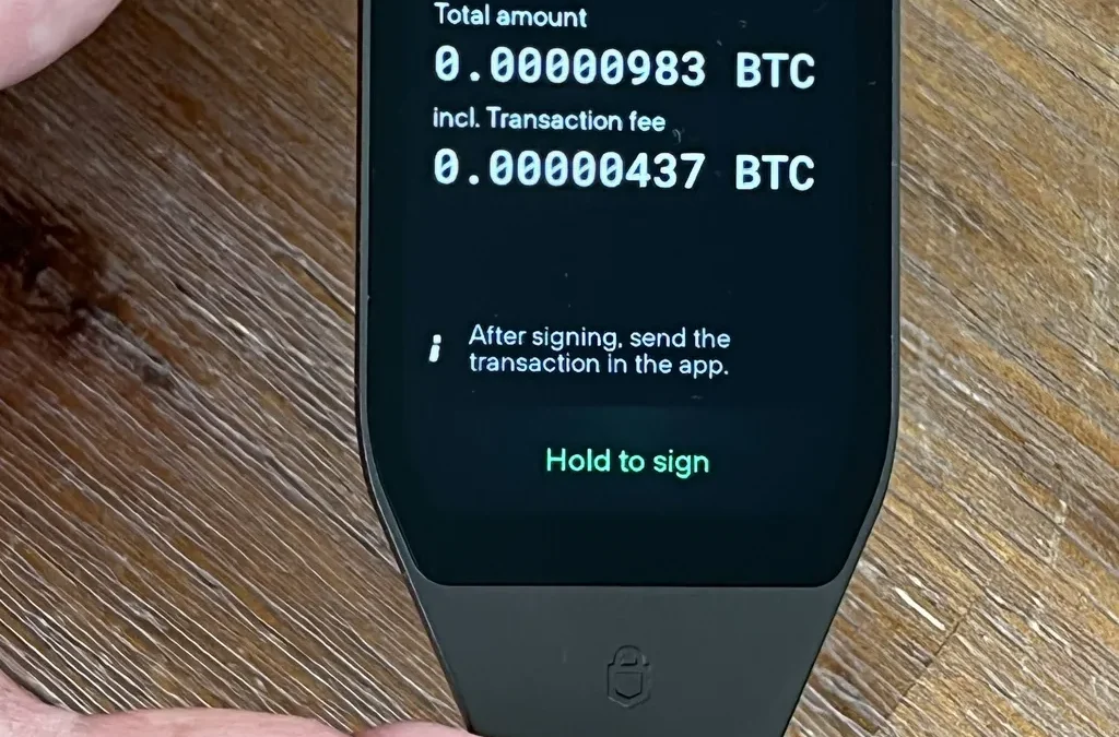 Un Trezor Safe 7 affichant une transaction à signer